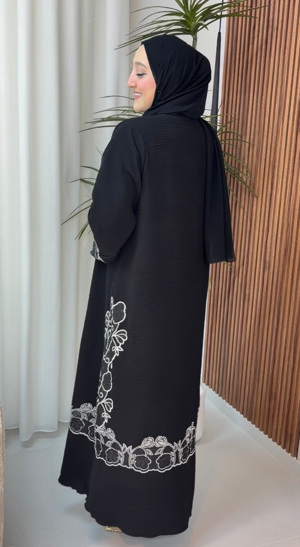عباية خليجية بقماشة بتجنن 🖤