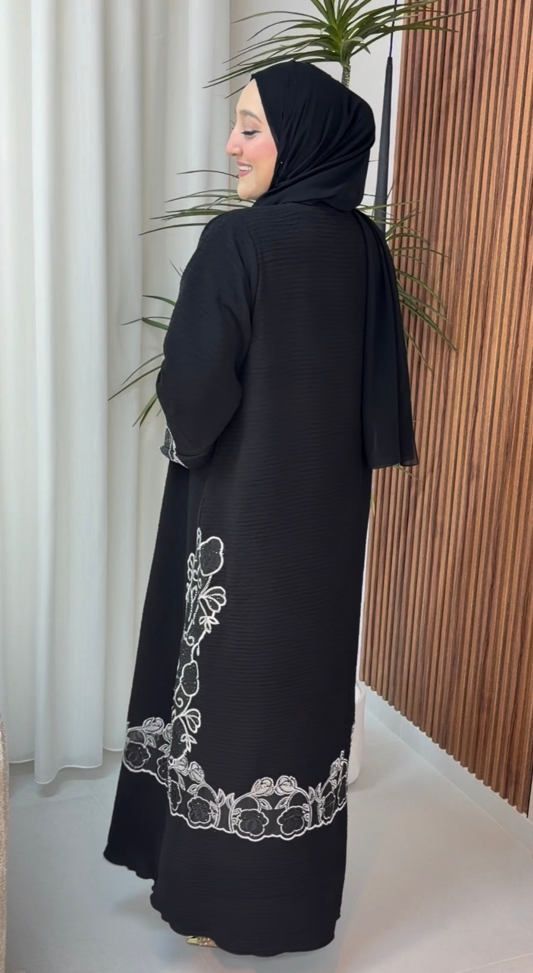 عباية خليجية بقماشة بتجنن 🖤