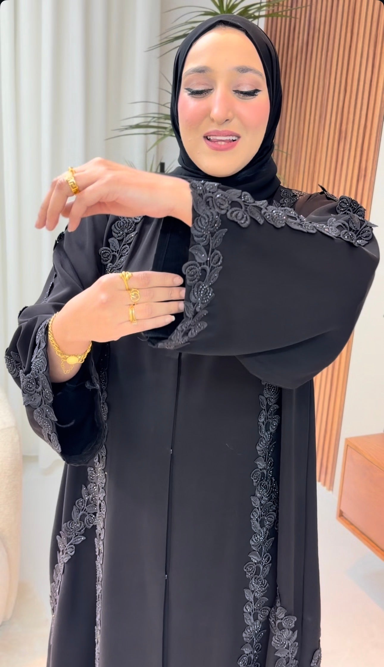 عباية خليجية بقماشة بتجنن 🖤