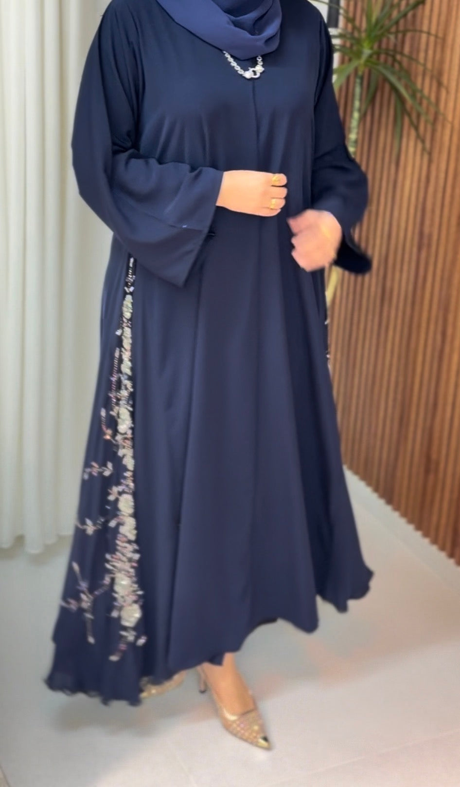عباية خليجية بلون الكحلي