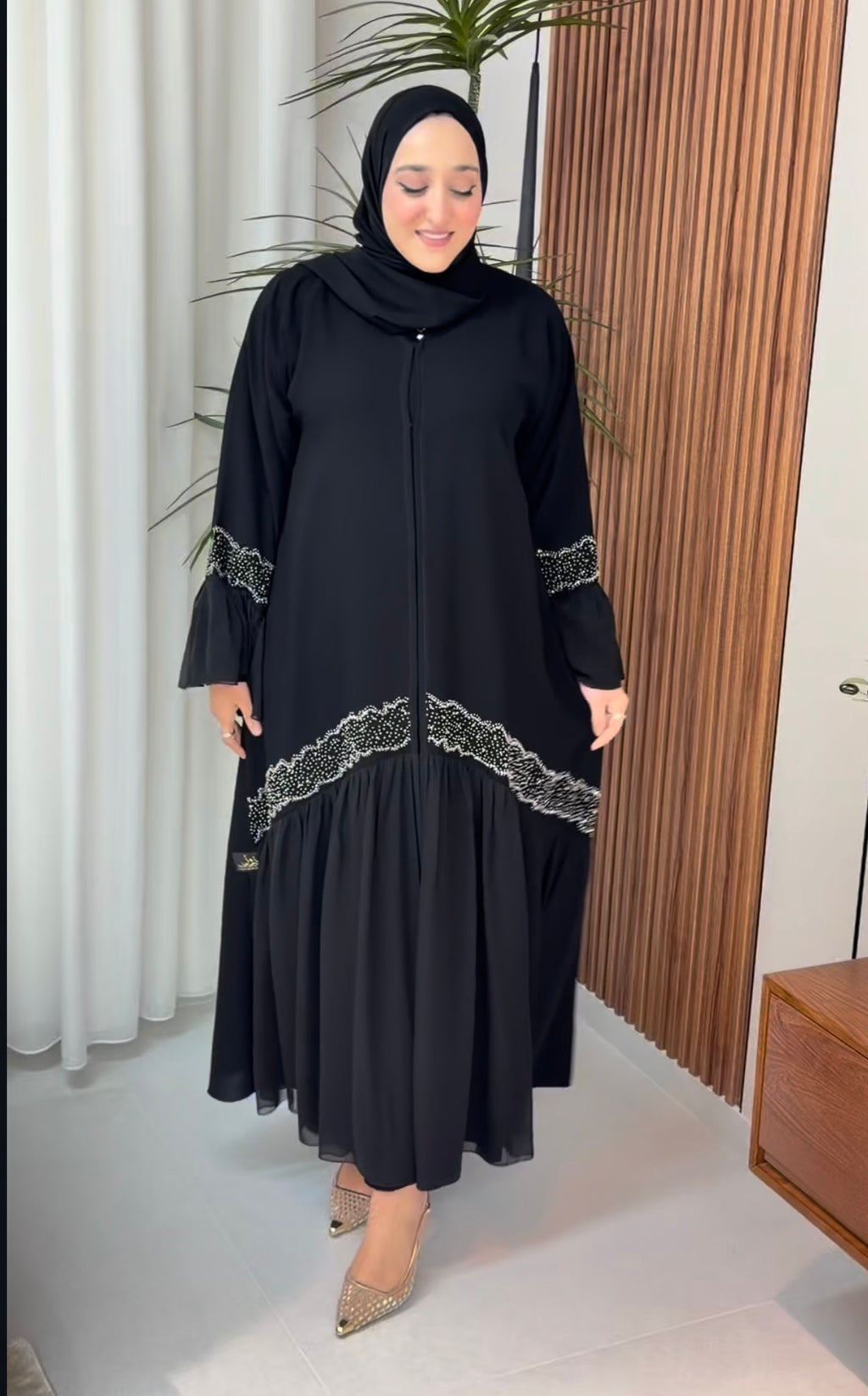 عباية خليجية بلون اسودا  وشك ذهبي ❤️