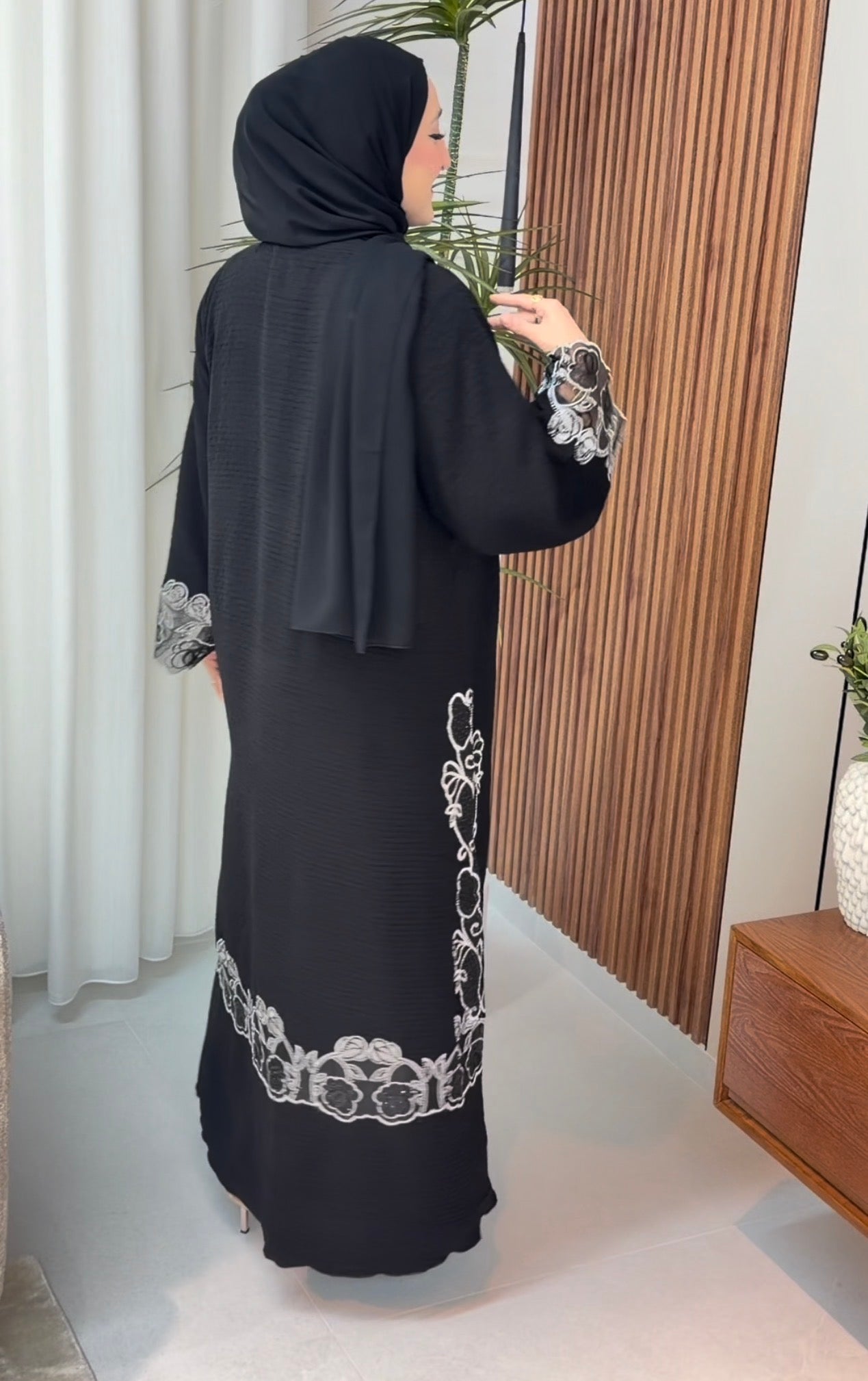 عباية خليجية بقماشة بتجنن 🖤