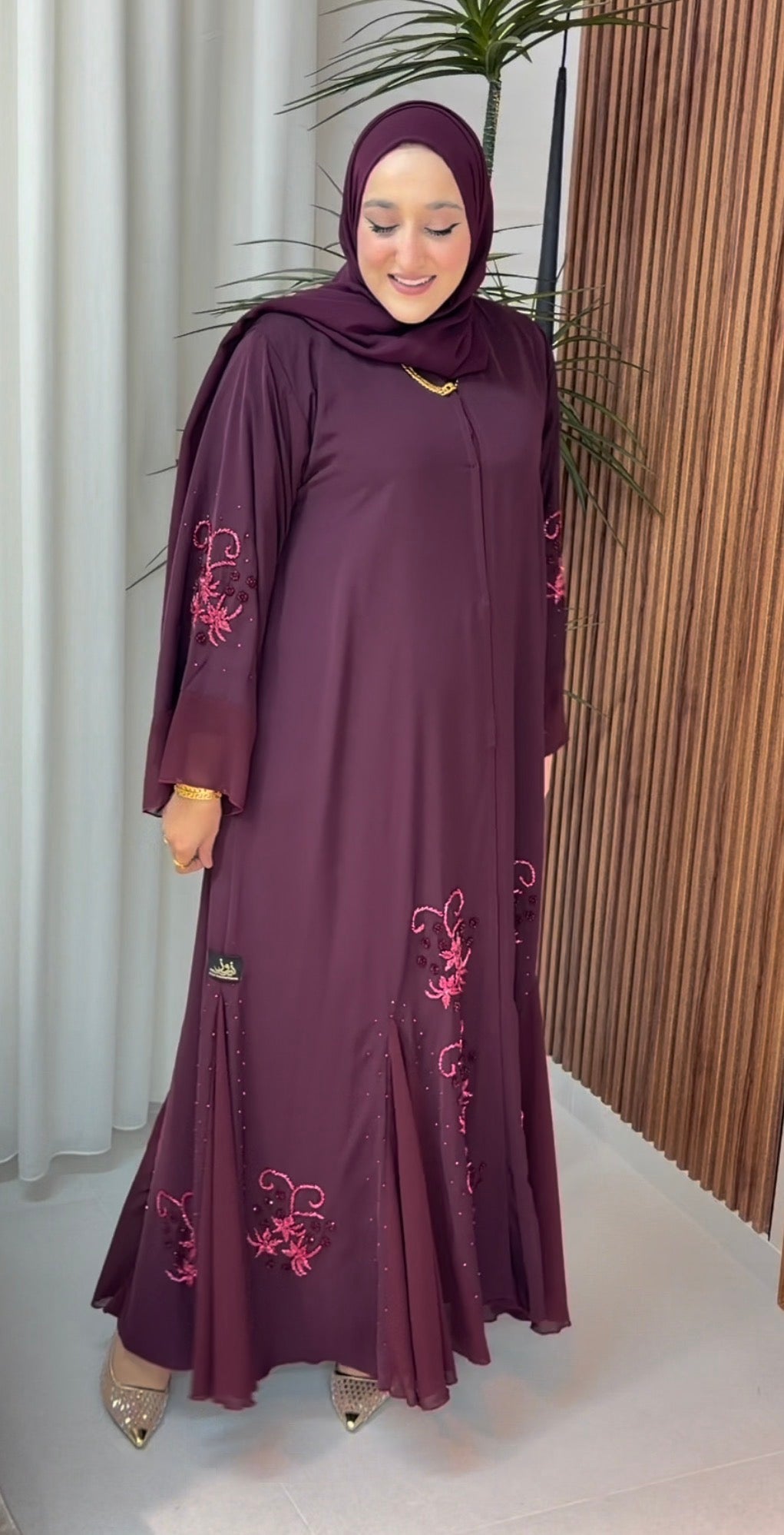عباية بلون العنابي بقماشة خليجية مميزة ❤️