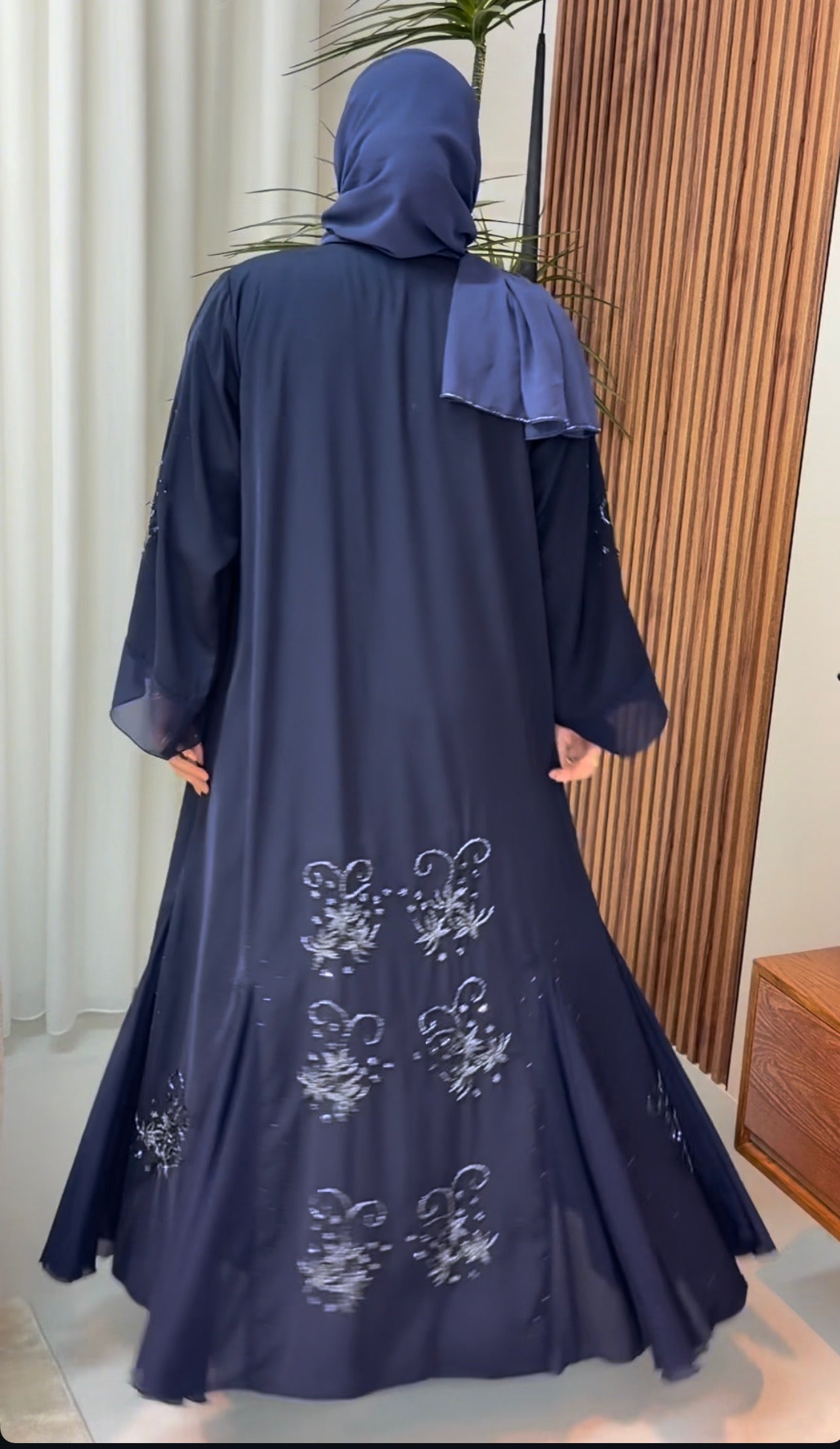 عباية بلون الكحلي المميز مع شك بلون الفضي💙