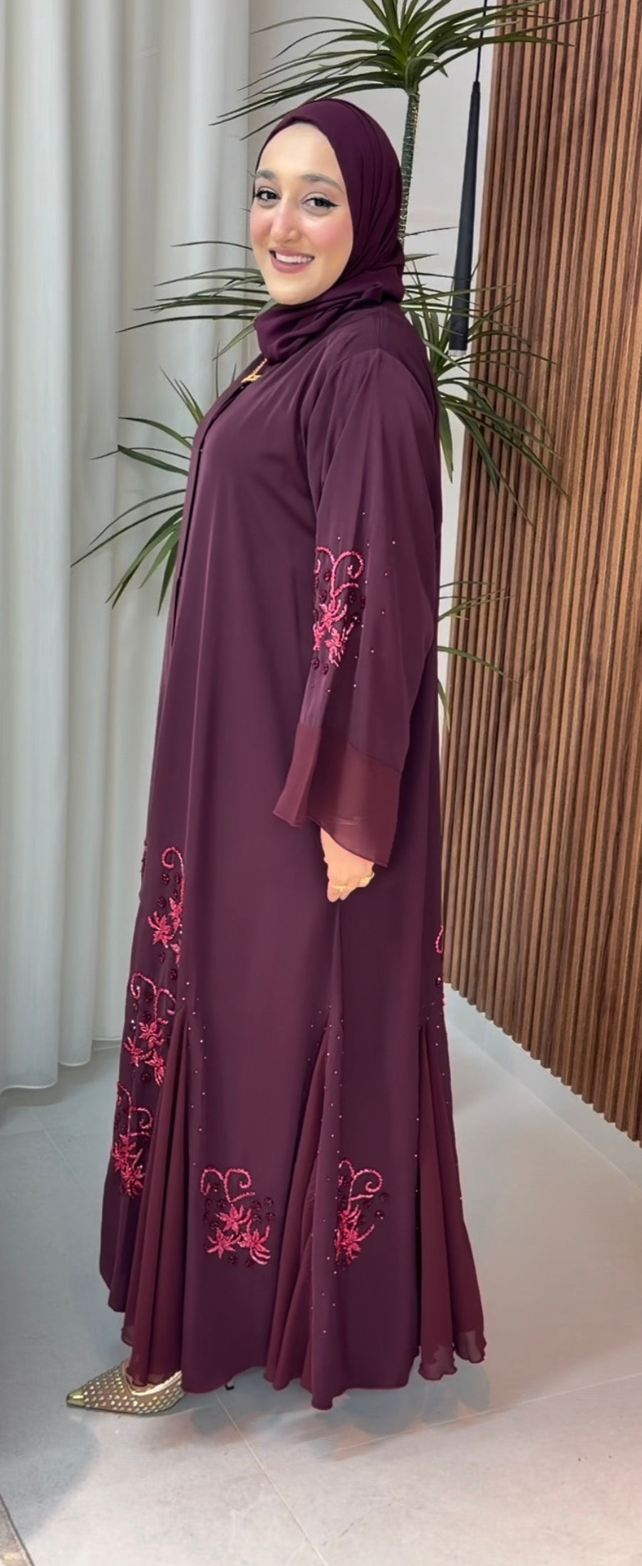 عباية بلون العنابي بقماشة خليجية مميزة ❤️