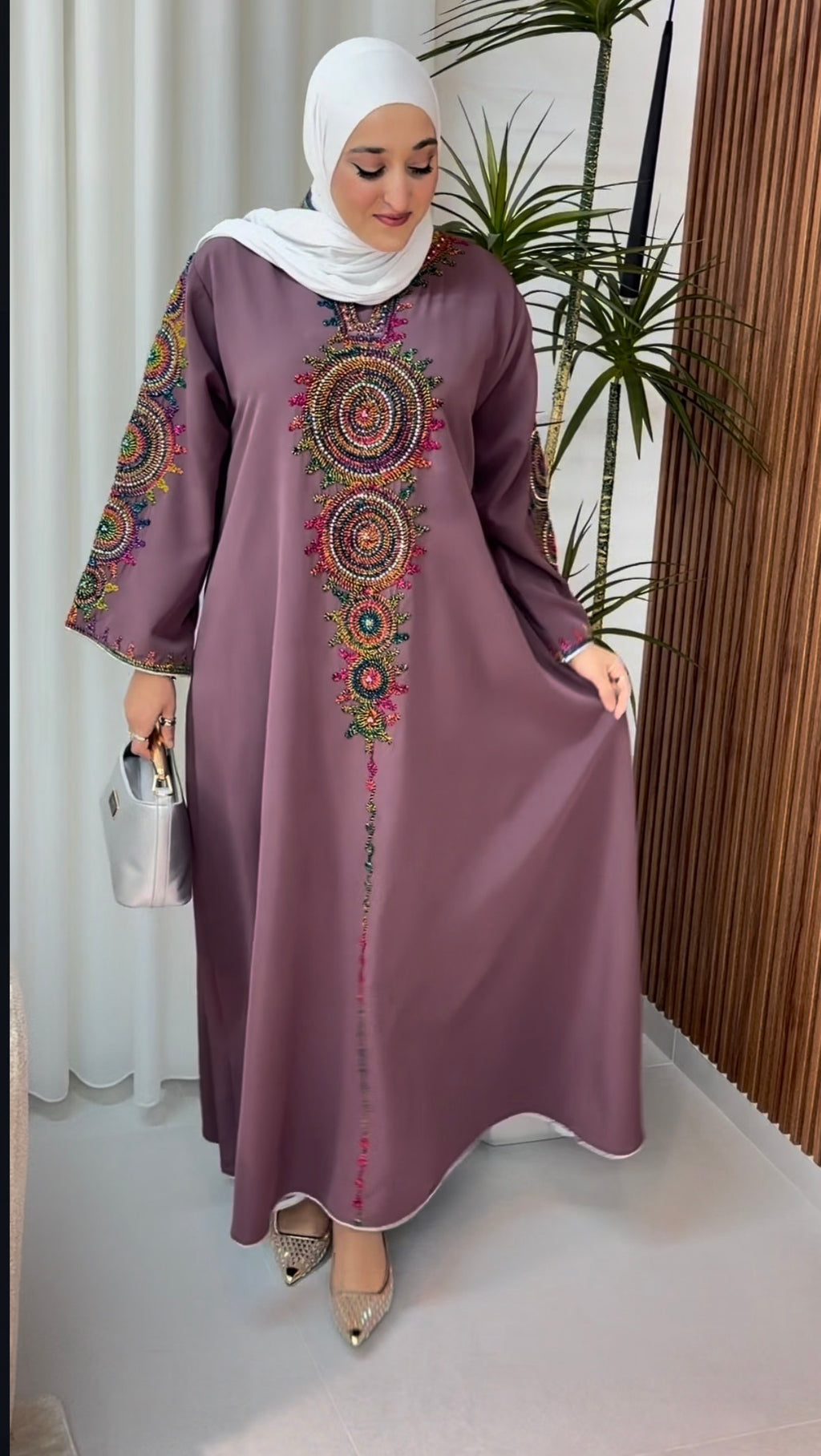 قفطان خليجي بلون زهري البارد