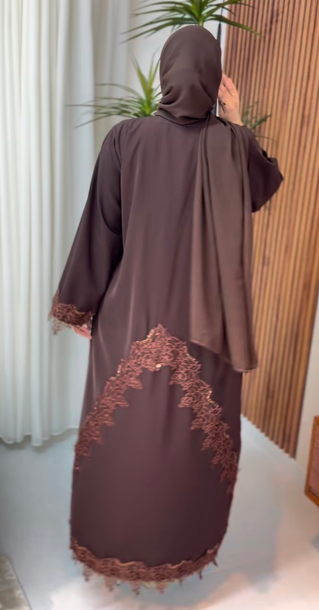 عباية خليجة مع شك دانتيل ٤٢