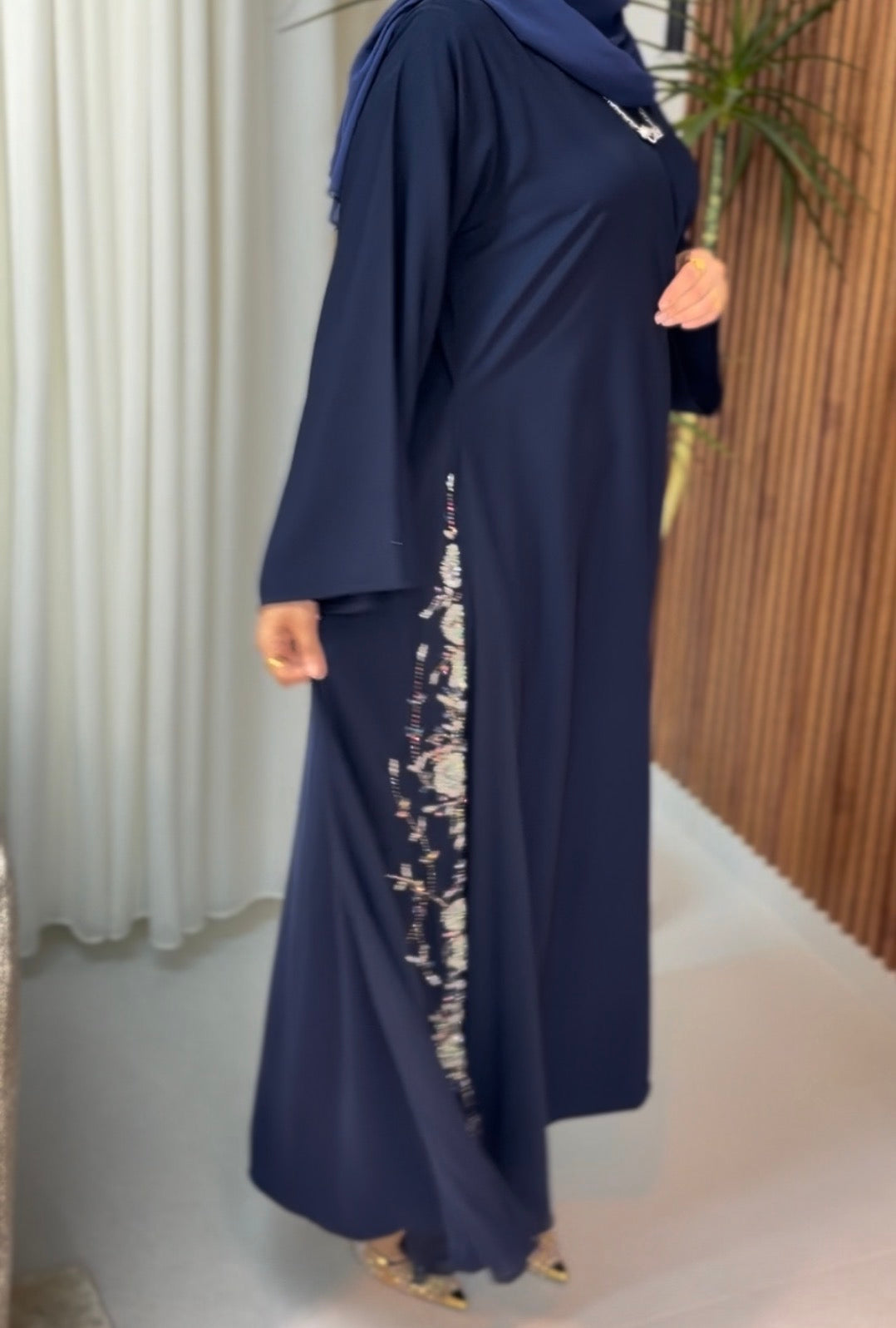 عباية خليجية بلون الكحلي