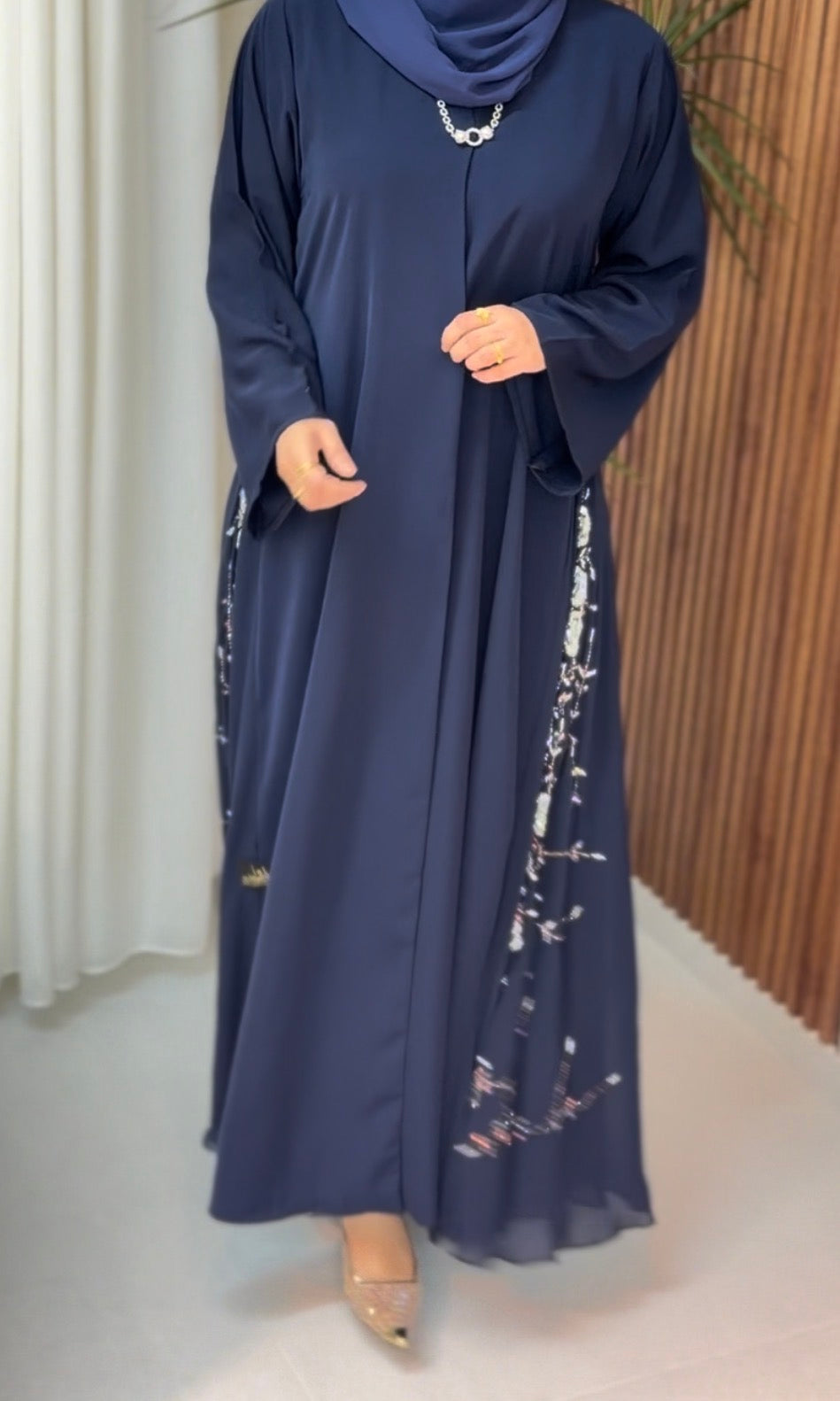 عباية خليجية بلون الكحلي
