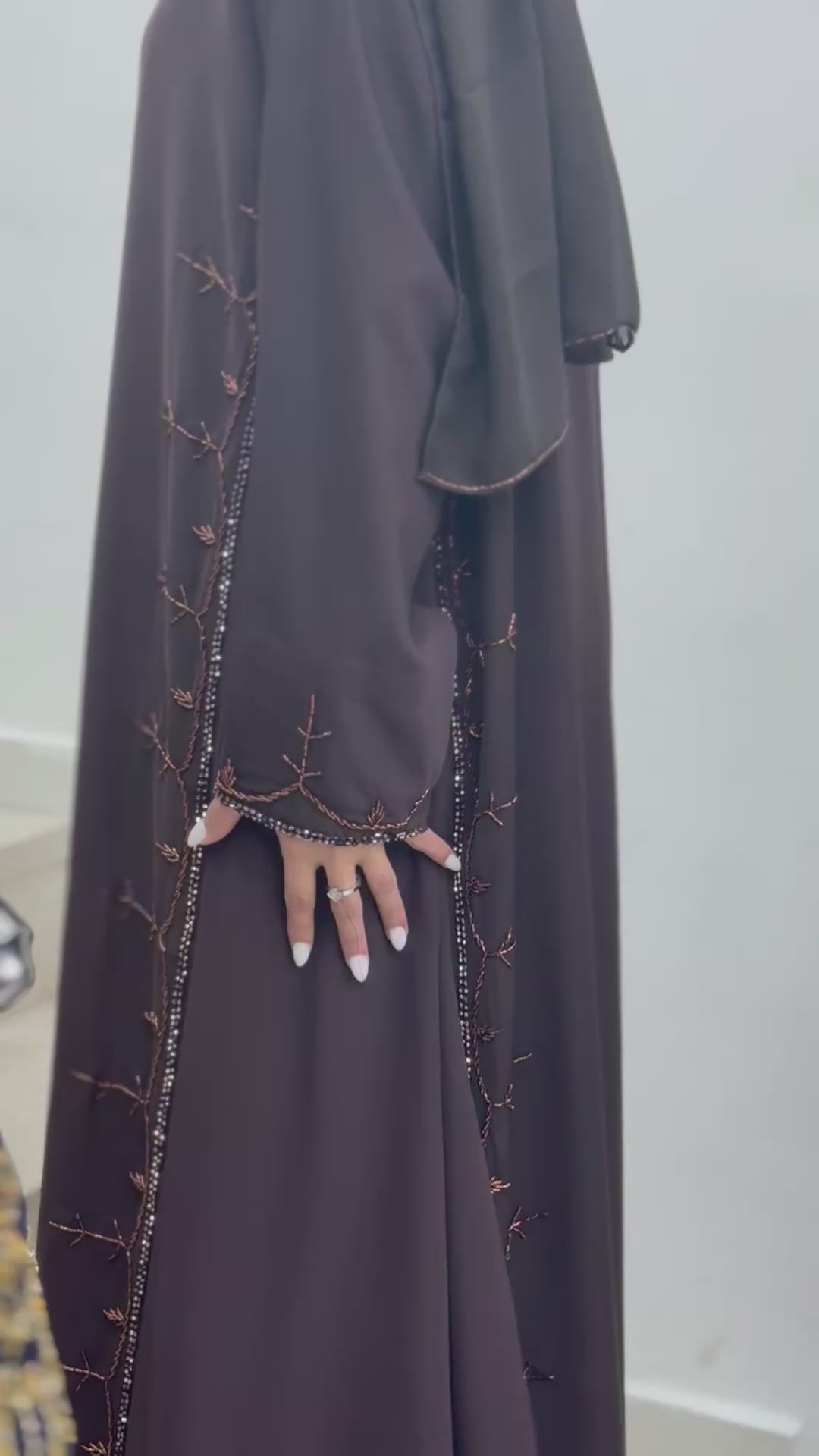 عباية خليجية بلون البني مع شك خرز