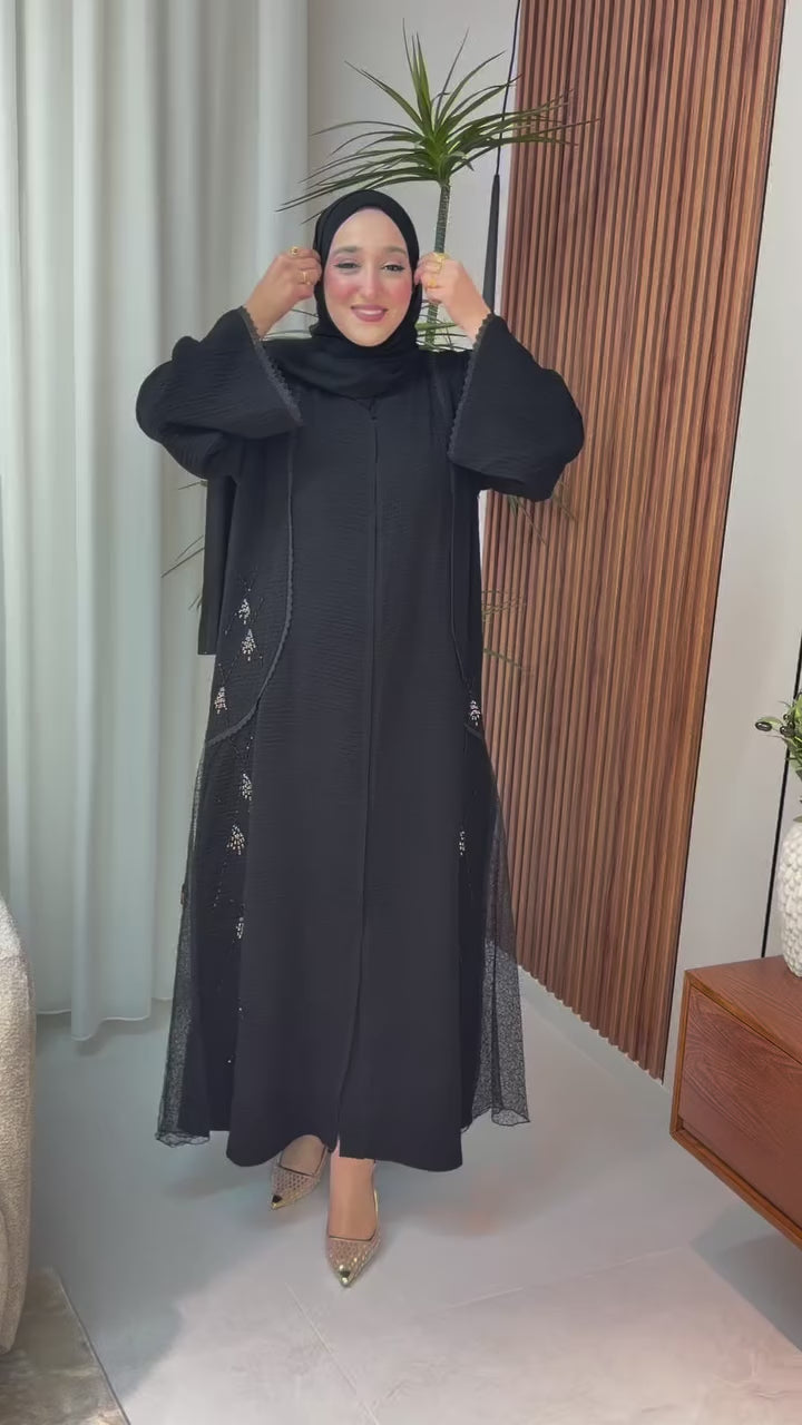 عباية كلاسيكية مطرزة بأناقة مع لمسات من الدانتيل