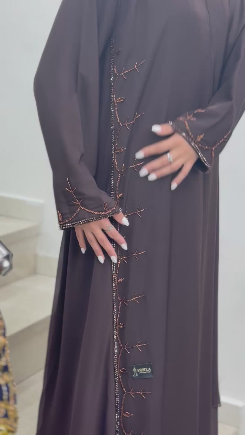 عباية خليجية بلون البني مع شك خرز