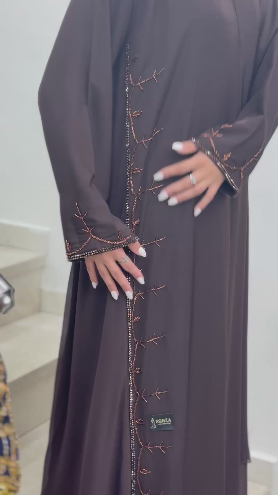 عباية خليجية بلون البني مع شك خرز