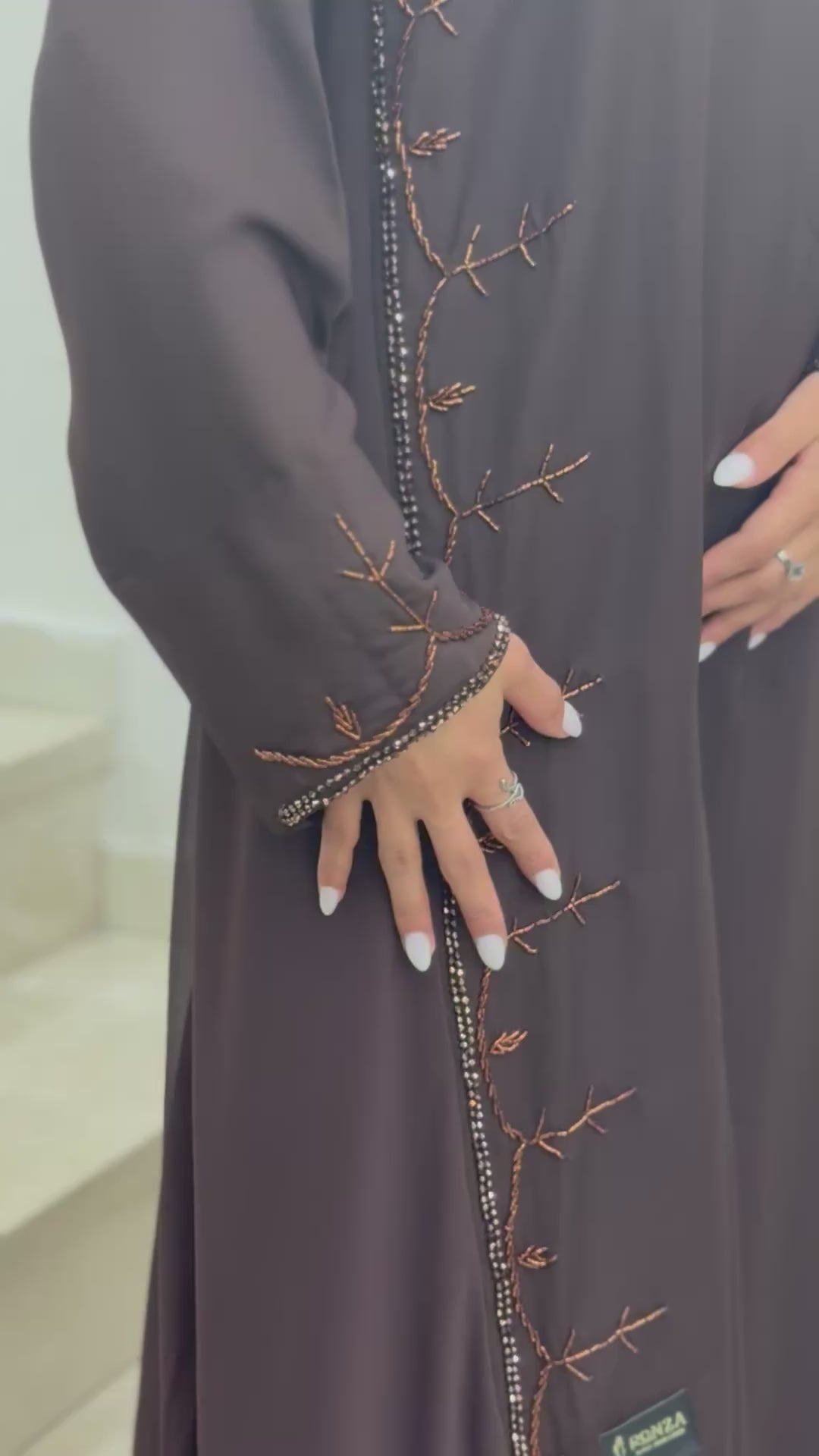 عباية خليجية بلون البني مع شك خرز